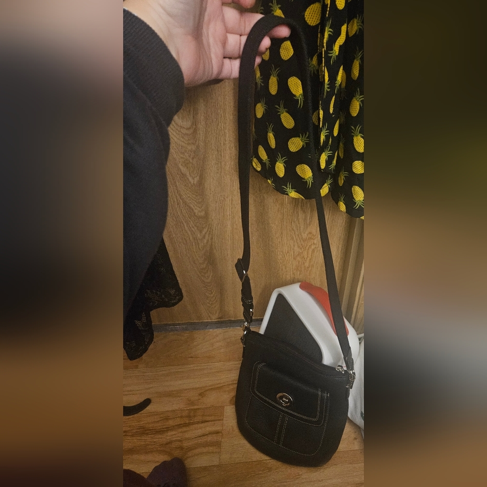 Vintage Coach Black Pebbled Leather Crossbody Bag with Turnlock Front Pocket. - Picture 11 of 14